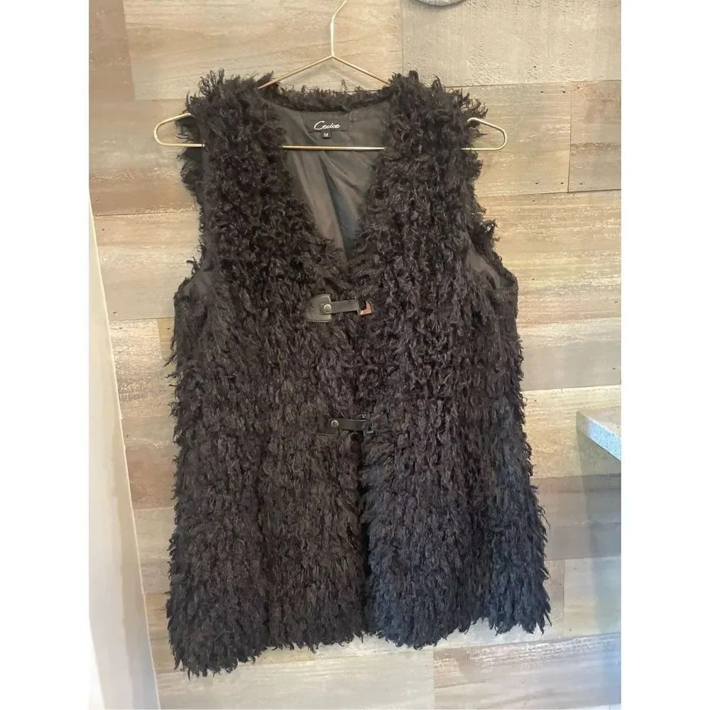 Cecico M black shaggy buckle front women’s vest w/side pockets EUC lined